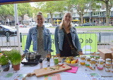 Bij Babs Bone Broth: Barbara Rubin en haar dochter Paulina Darowska.  