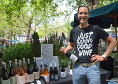 Jorrit Gerritsma schonk de wijnen van Neleman op de Zomermarkt. 