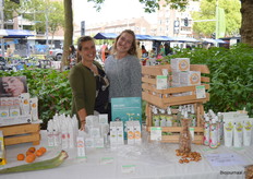 Een moeder- en dochtercombinatie bij CÎME Skincare: Vivianne en Emmely Lumeer. 
