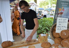 vanmenno in hoogsteigen persoon: Menno 't Hoen snijdt één van de rustieke broden - 100% spelt desembruin. 