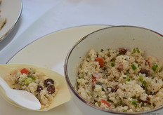 De dames maakten een foniosalade klaar. 