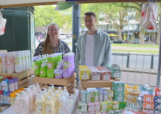 Desiree Webb en Koen Freriks met een deel van het aanbod van GreenHub Imports. 