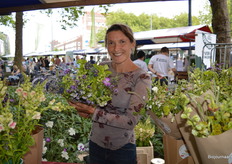 Marjolein Oltheten presenteerde namens Loverendale - Ter Linde de biologisch-dynamische boeketten uit de Zeeuwse volle grond, die vanaf volgende week te koop zijn bij Udea. 