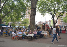 Op het terras tussen de kramen in was voldoende ruimte om bij te komen en te eten en te drinken. 