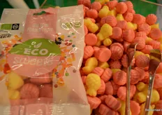 The Organic Factory presenteerde het nieuwste snoepje van ECO Sweets: Foamy Fruit (in de smaken framboos en ananas). "We wilden graag een veganistische tegenhanger op de populaire yoghurt gums. De nieuwe Foamy Fruit zijn gemaakt met erwtenproteïne wat een luchtige structuur geeft aan het snoepje. De eerste reacties zijn erg goed."