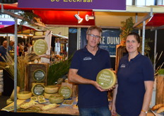 Gerben en Jolanda Bakker van De Zeekraal in ter Schelling. Sinds dit jaar is ook de Zilte Duinkaas gecertificeerd.