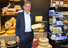 Kees Remijn van het gelijknamig bedrijf met 1 van hun bio-kazen.