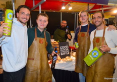 De mannen van Gkazas Olijfolie.