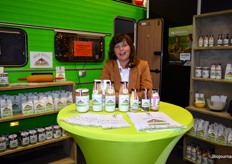 Bianca Bastiaan van Heerlijk uit de Streek. Vanuit de caravan een heerlijk stukje appeltaart voor de bezoekers.