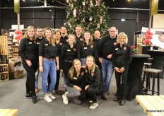 Het team van Voets Specialiteiten bij de kerstboom. 