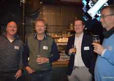 Harrie Janssen (bio-melkveehouder en Stichting EKO-keurmerk), Douwe Monsma (bio-akkerbouwer en voorzitter Biohuis), Marcel van Ringelesteijn (Fumico Bio & Qps) en Chris Koopmans van Louis Bolk Instituut. 