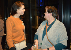 Een bio-kleding/textiel-onderonsje: Iris Komen (Bo weevil) met Gonny Jeths van Sus & So. 