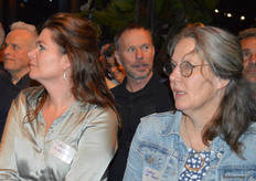 Natalie Oudenhoven (BioNederland) en Sophie de Groot (de enige gangbare boer in de zaal).