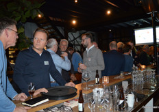 Na afloop werd er uiteraard nog 'geborreld'. Geheel links John Machielsen (Shaffa) met Boudewijn van der Kroft (TerraSana). In het midden zijn Oeble Kempenaar (High Quality Organics), Leen Janmaat (Louis Bolk Instituut) en Arno van der Heijden van TLR International Laboratories in gesprek. 