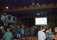 De aanwezigen hebben duidelijk genoeg gespreksstof. 