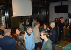 Napraten voorin het café. Daarna genoot een deel van de gasten nog van een diner op de bovenverdieping. 