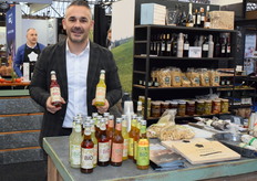 Carlo Moro van Mercato Italiano met Tomarchio frisse fruitdranken van lokaal fruit van Sicilië vlakbij de Edna en ook het bronwater komt uit de Edna. 