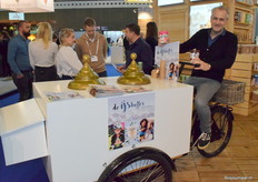 Dmitri Peters op de ijskar, vroeger zat hij ook al op de ijskar dus de cirkel is rond. Nu verkoopt hij biologisch ijs onder het merk: "de ijskoffer"