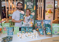 Tom Lagarde en Nicole van Wijk van Bites we Love flip bits genaakt van linzen, als gezonder alternatief op chips