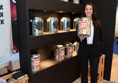 Erica Kapoen van Santas, zij verkopen koffie alleen in blikken, welke opnieuw gevuld kunnen worden. 