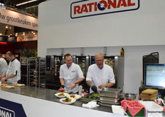 De stand van Rational is erg druk en er wordt veel lekkers klaar gemaakt