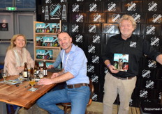 Eric Odenwald gezellig met klanten aan het borrelen op de stand van De Leckere 