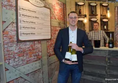 Frank van Harmelen met 2 biologische wijnen van Les Genereux