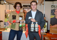 Corina van Mourik en Nout Scholten van Lely International. Ze plaatsen de minimelk fabriek bij boeren waaronder De Dobbelhoeve. De Dobbelhoeve is de enige boerderij in Nederland waar de koeien zowel binnen als buiten vers gras gevoerd krijgen. En dan krijg je grasmelk en grasyoghurt.