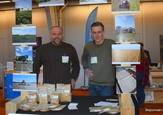 Evert Jan en Bas Daling met NL Soja – nu met Nederlands vlaggetje op de verpakking om de oorsprong van het product nog eens extra te benadrukken.