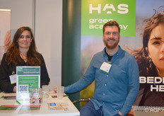 Hogeschool HAS heeft een breed assortiment scholingsaanbod op groen gebied en daarom goed geschikt voor toekomstige biologische telers. Op de foto Jasmijn Stroos en Kees van Vuren, zij vertegenwoordigden de school op de biobeurs.
