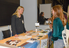 Linda Kasper van Landgilde in gesprek met bezoekers.
