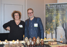 Wija en James Hendrickx van L'esprit De Paris met voor zich de speciale chocoladeproducten en cadeauartikelen die zij vervaardigen.