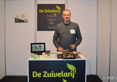 David de Coster van De Zuivelarij laat bezoekers echte Belgische halloumi proeven.