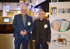Rene Hendriks en Robert Elembajev van LH Packaging. Zij hadden een breed assortiment verpakkingsmachines meegenomen die zijn toegesneden op de voedingsindustrie. 