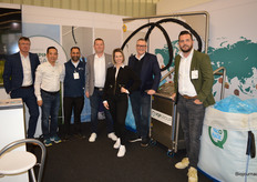 Bij VacQPack hebben ze een andere machine ontwikkeld die het proces 5 keer versnelt. "Het kost onze klanten nu maar 3 tot 4 minuten per big bag", vertelt Mark Klopstra. Van links naar rechts: Eric van Gelderen, Kelvin Nam, Jay Shah, Mark Klopstra, Marta Mottin, Joren Nieuwenhuizen en Dennis van der Leeden.