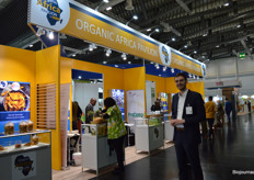 Camiel Drenth met naast hem het door ProFound Advisers in Development georganiseerde Organic Africa Pavilion. Daarop presenteerden 15 Afrikaanse bedrijven hun producten. "Ze vinden het een hartstikke mooie kans om hier te staan."