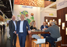 Menno Schmidt en Wim Leeuwenburg bij Rhumveld Winter en Konijn. Aan de tafel naast hen zitten collega's Eveline Tegelaar en Paul van Schijndel.