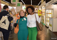 Martha Jeuken en Solange Domaye brachten namens Symfonio een bezoek aan de beurs. Ze tonen een aantal producten van het nieuwe eigen merk Solange's African Cuisine.