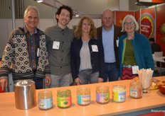 Op het vertrouwde plekje in hal 9 liet Horizon proeven van de zwarte tahin. Van links naar rechts: Jeroen Kramer, Ruben de Wit, Margareth Bos, Koen Bouwman en Alise Kramer.