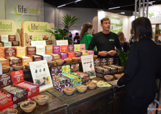 Hans Ruijs bij Lifefood. Nieuw is de Lifebar Lemon.