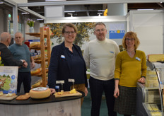 De kaasmakerij van Aurora kaas zit in het Duitse Kranenburg, maar het rijpingslokaal bevindt zich in het Nederlandse Ven-Zelderheide. Daarmee verdient de familiekaasmakerij toch een plekje in deze reportage. Op de foto: Manon ten Dam, Michiel Firing en Esther Halfmann. Links is Harry ten Dam in gesprek.