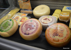 Aurora Kaas presenteerde de nieuwe lijn met Roodflora-kazen. Manon: De reacties zijn erg goed, daarom willen we ook met een schaap- en geitvariant testen."