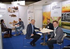 Ook nieuw op de beurs: Origin & Amsterdam. Rechts aan de tafel zijn Arjen Leijener en Dirk Terwel in gesprek met Gerard Versteegh van Tradin. Links zit collega Michel Beekwilder.