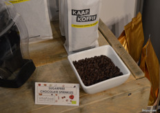 De nieuwe suikervrije hagelslag van IDorganics. Achter dit bakje staan wat zakken met Kaap Koffie, dat sinds kort verkrijgbaar is.