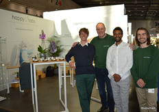 Joshua en Ainu van den Hurk presenteerden bij The Bamboovement de duurzame scheermesjes die voor 99% plastic vrij zijn (links en geheel rechts op de foto). Volgens hen 's werelds meest natuurlijke scheermes. Tussen hen in staan Frank Koch en Jonathan Berhani. Jonathan is van Happy Tabs, dat plasticvrij poetsen met tabletten mogelijk maakt.