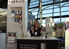 Rosa Kleve namens Van Toen Remedies. Zij heeft deze lijn ontwikkeld aan de hand van recepturen uit een oude encyclopedie (uit 1952).