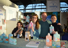 In het zonnetje in de Vivaness-hal (3C): Seepje (Soaply in Duitsland). Seepje is onlangs een samenwerking aangegaan met Eco Group. Dit bedrijf neemt de activiteiten van Seepje in Duitsland en Oostenrijk over. Op de foto: Anisa van der Hoek, Milou Kruijsdijk, Daniël Beenink en Stephan Lutkeholzik. Milou: "Eco Group staat hier om het hoekje, daardoor kunnen we geïnteresseerde partijen meteen doorverwijzen."