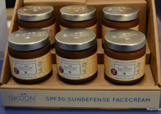Rob: "Onze SPF 30 sundefense facecream was net op tijd klaar, we hebben de afgelopen week de eerste batch geproduceerd."