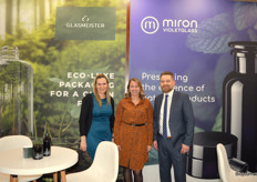 Miron Violetglass deelde de stand met Glasmeister. Magdalena Miotk, Mark Cremer en Marijn van der Linden poseren voor de camera van Biojournaal. Steffen geeft aan dat de merken elkaar mooi aanvullen.