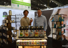 Roy Jongens en Francisco Müller introduceerden bij Frenchtop een aantal nieuwe producten. Roy: "We hebben bio astaxanthine toegevoegd aan ons aanbod. Ook Relax is nieuw. Er is veel vraag naar biologische vitamines en mineralen. Het is nog niet heel druk op de beurs, maar de kwaliteit van de bezoekers is goed."